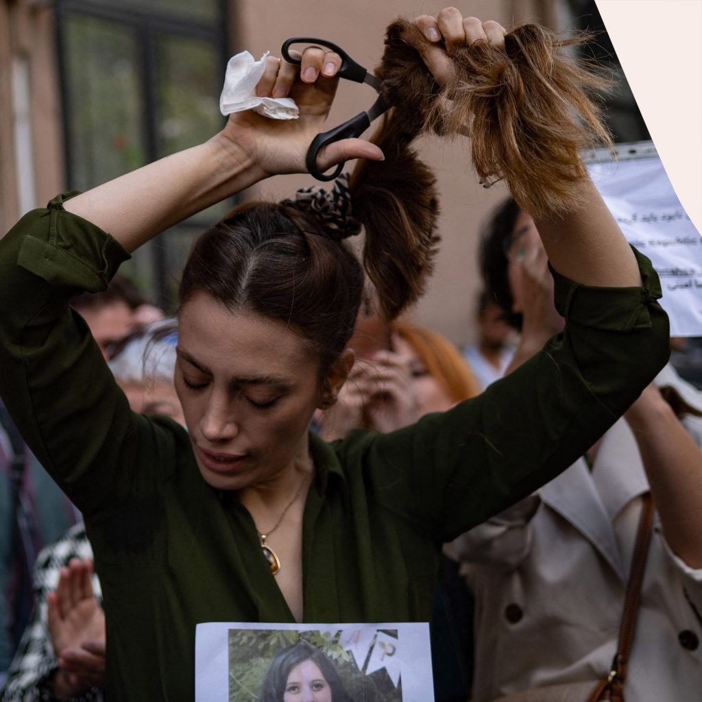 Femme iranienne se coupe les cheveux 